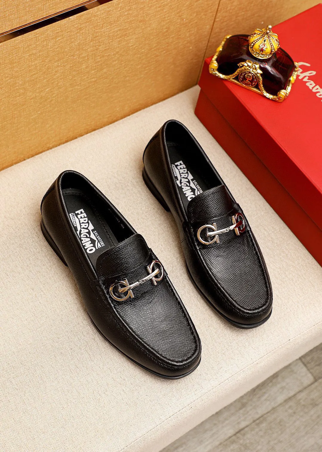 Men's shoes 💰480 💐 Product trademark: Ferragamo "Ferragamo" casual leather shoes Regular size: 38-44 (45🉑️customized) Product materials: Selected imported first-layer cross-grain cowhide leather upper + luxury hardware buckle, imported water-dyed cowhide leather lining. Strong three-dimensional visual effect, original outsole color: 4⃣️seed leather materials available